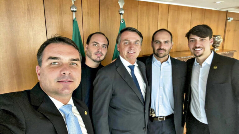 tres-filhos-de-bolsonaro-podem-ficar-desempregados-apos-eleicao;-entenda