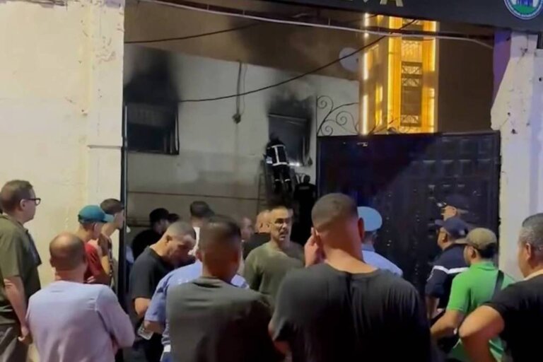 incendio-em-orfanato-na-argelia-deixa-11-mortos-e-19-feridos-em-meio-a-onda-de-calor