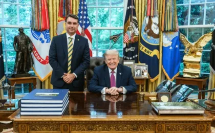 leonardo-sakamoto:-trump-ataca-brasil-e-o-pix-para-tentar-eleger-flavio-bolsonaro