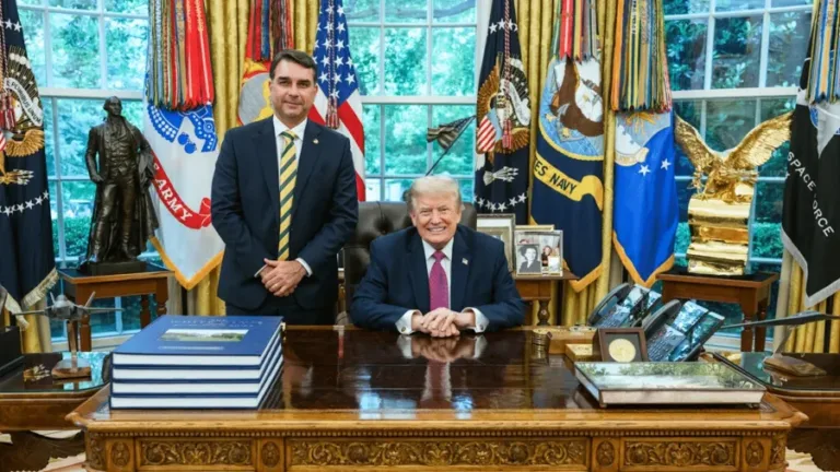 leonardo-sakamoto:-trump-ataca-brasil-e-o-pix-para-tentar-eleger-flavio-bolsonaro