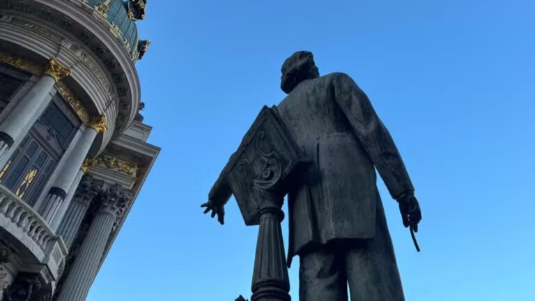 batuta-da-estatua-do-maestro-carlos-gomes-e-furtada-em-cinelandia