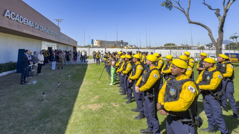 prefeitura-do-rio-doa-150-pistolas-para-guarda-armada-de-duque-de-caxias;-video