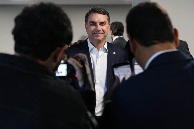 defesa-de-flavio-bolsonaro-pede-a-moraes-adiamento-de-depoimento-sobre-calunia-contra-lula