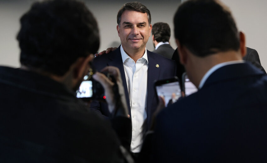 defesa-de-flavio-bolsonaro-pede-a-moraes-adiamento-de-depoimento-sobre-calunia-contra-lula