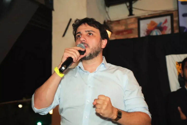 renan-santos-denuncia-boicote-apos-show-de-rock-de-sua-banda-ser-cancelado-em-rio