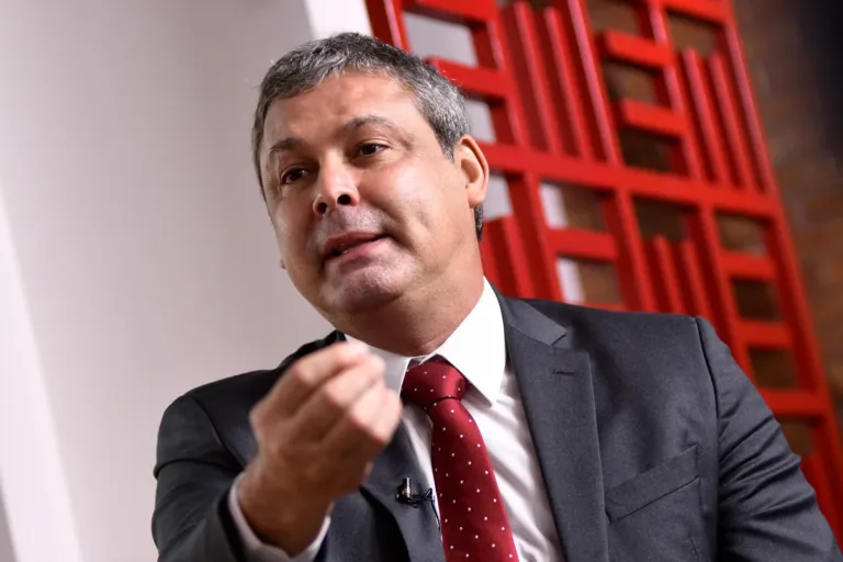 lindbergh-chama-tarifa-dos-eua-de-“tariflavio”-e-acusa-bolsonaros-de-traicao