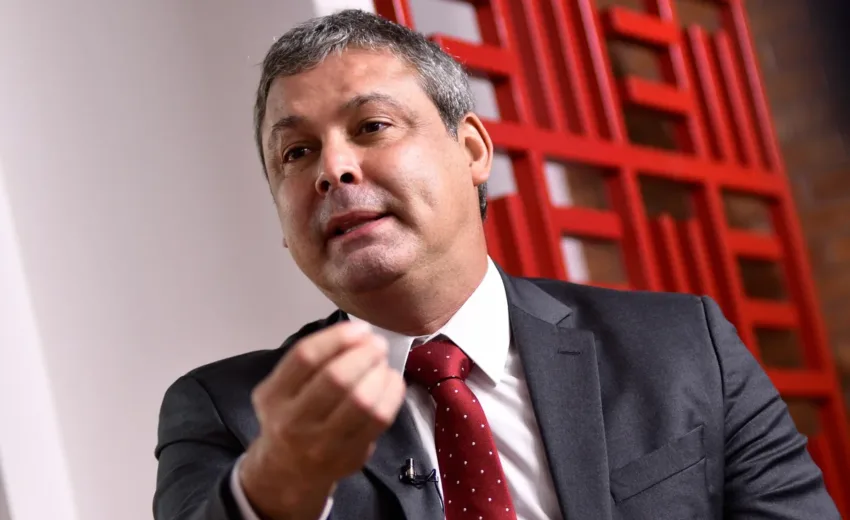 lindbergh-chama-tarifa-dos-eua-de-“tariflavio”-e-acusa-bolsonaros-de-traicao