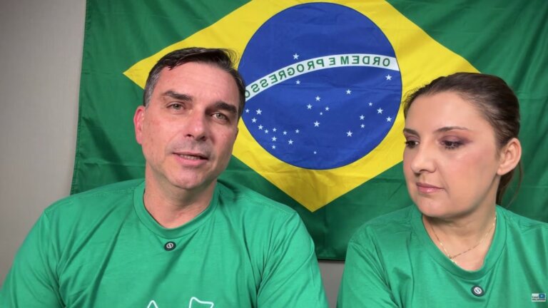 flavio-bolsonaro-chama-de-ia-foto-com-sicario-de-vorcaro-apos-checagem-apontar-baixa-chance-de-manipulacao