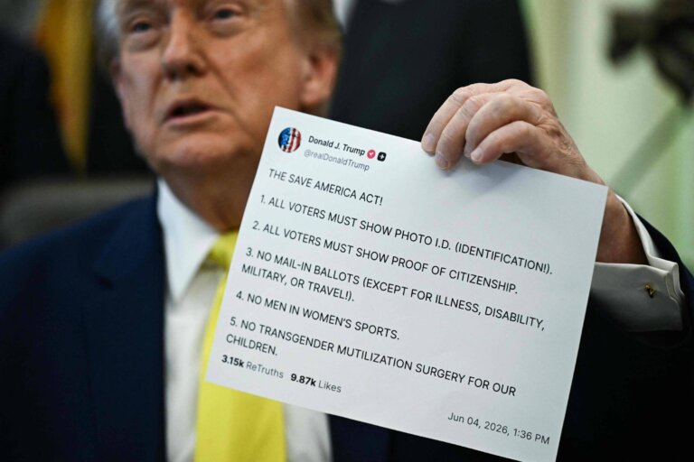 donald-trump-segura-copia-impressa-de-publicacao-do-truth-social-na-casa-branca.