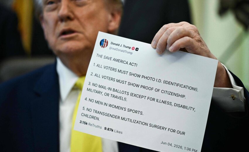 donald-trump-segura-copia-impressa-de-publicacao-do-truth-social-na-casa-branca.