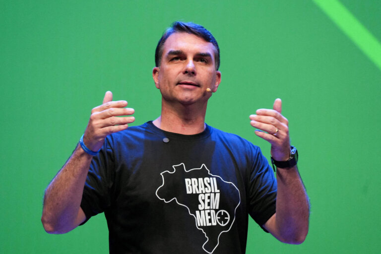 flavio-bolsonaro-promete-internet,-celular-e-ia-a-mulheres-para-reduzir-rejeicao-em-2026