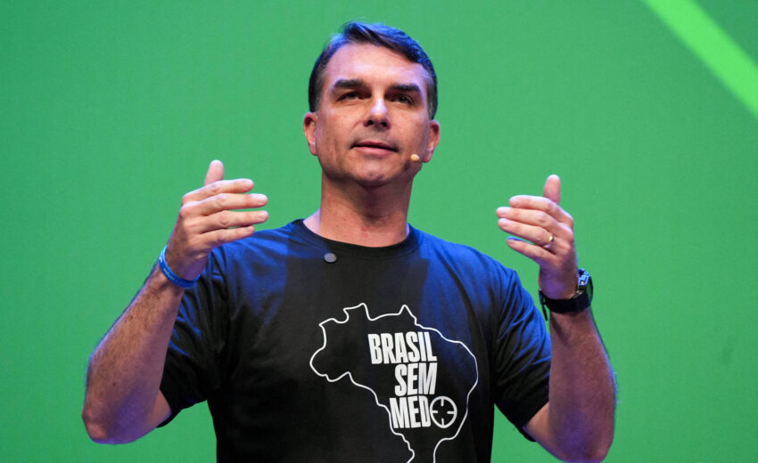 flavio-bolsonaro-promete-internet,-celular-e-ia-a-mulheres-para-reduzir-rejeicao-em-2026