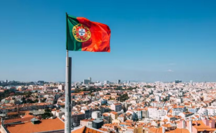 milhares-de-brasileiros-que-vivem-em-portugal-podem-enfrentar-o-cancelamento-de-suas-autorizacoes-de-reside…