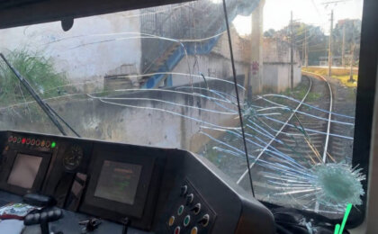 trem-com-passageiros-e-atingido-por-pedradas-em-zona-norte