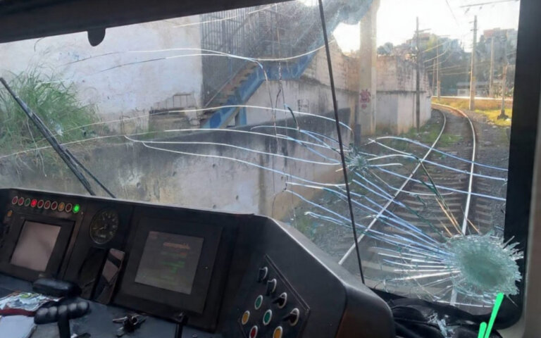 trem-com-passageiros-e-atingido-por-pedradas-em-zona-norte