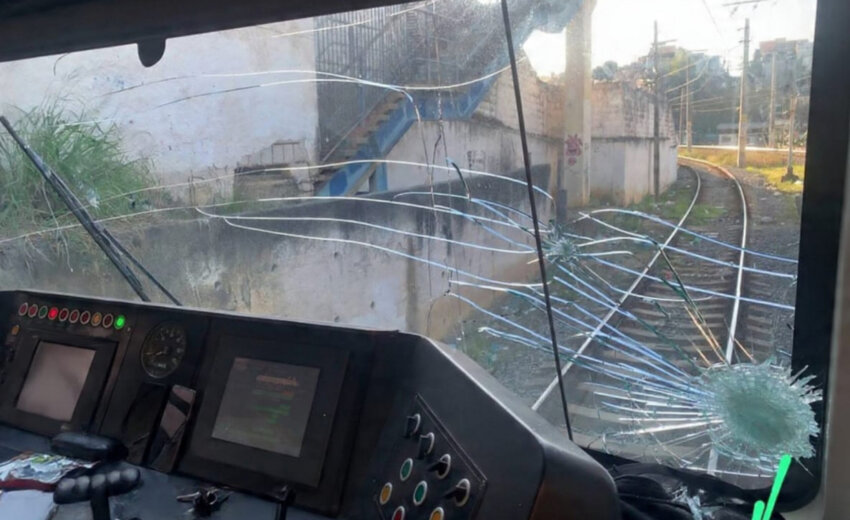 trem-com-passageiros-e-atingido-por-pedradas-em-zona-norte