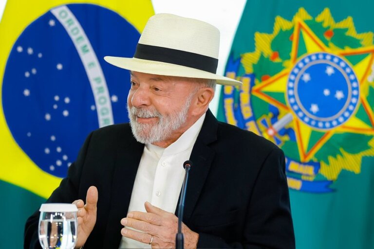 “ninguem-vai-mudar-o-pix”,-diz-lula-apos-novo-tarifaco-dos-eua