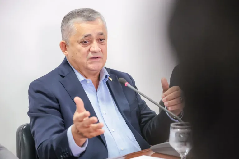 flavio-bolsonaro-esta-“desesperado”-com-caso-master,-diz-ministro-de-lula