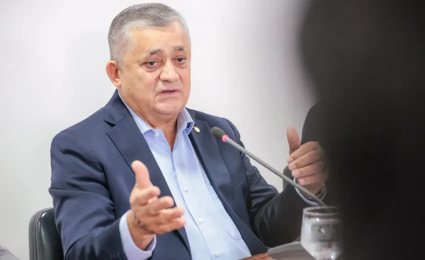 flavio-bolsonaro-esta-“desesperado”-com-caso-master,-diz-ministro-de-lula