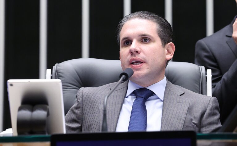 hugo-motta-defende-retaliacao-ao-tarifaco-dos-eua-contra-produtos-brasileiros
