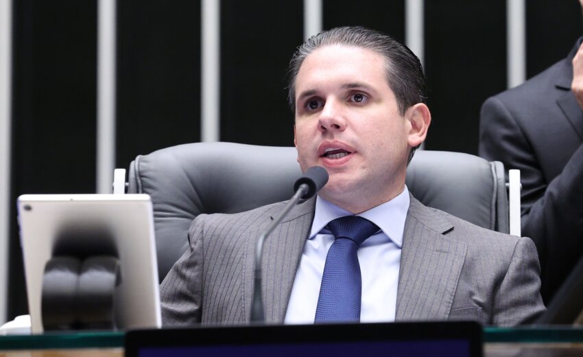 hugo-motta-defende-retaliacao-ao-tarifaco-dos-eua-contra-produtos-brasileiros