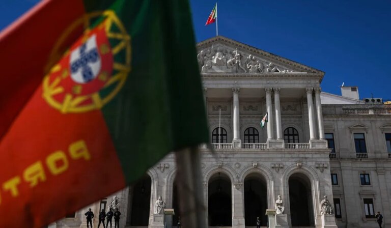 parlamento-de-portugal-fecha-ultimas-vias-de-regularizacao-sem-visto-e-atinge-estudantes-brasileiros