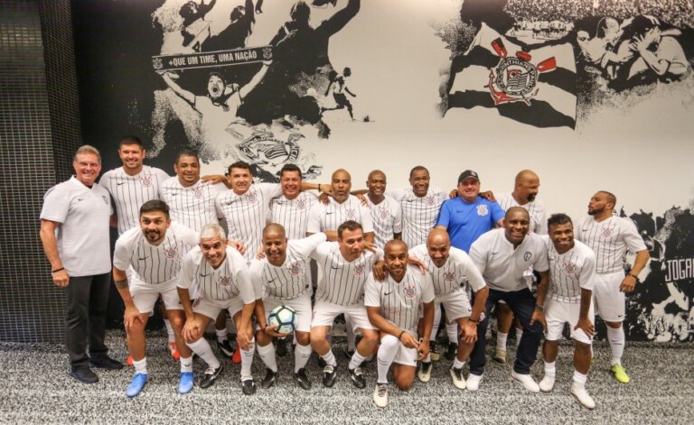 idolo-do-corinthians-esculacha-flavio-bolsonaro:-“nao-da-pra-votar”