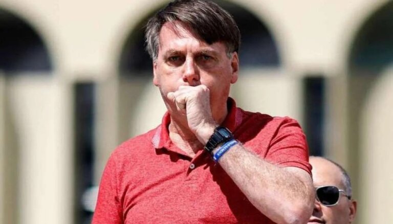bolsonaro-teve-crise-de-solucos-por-36-horas-e-segue-em-monitoramento,-diz-relatorio-medico