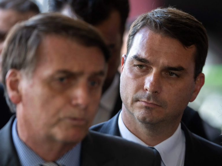 “meu-pai-foi-enterrado-vivo”,-diz-flavio-bolsonaro-apos-nova-determinacao-de-moraes