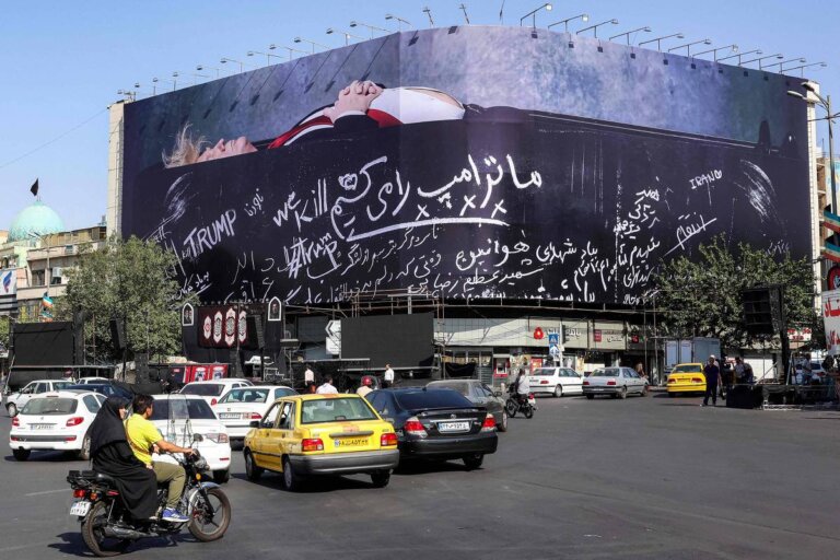 ira-exibe-trump-em-caixao-em-outdoors-apos-promessa-de-vinganca-de-khamenei