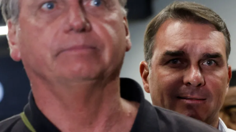 sakamoto:-brasil-pede-fim-da-6×1,-mas-flavio-bolsonaro-oferece-jair-livre