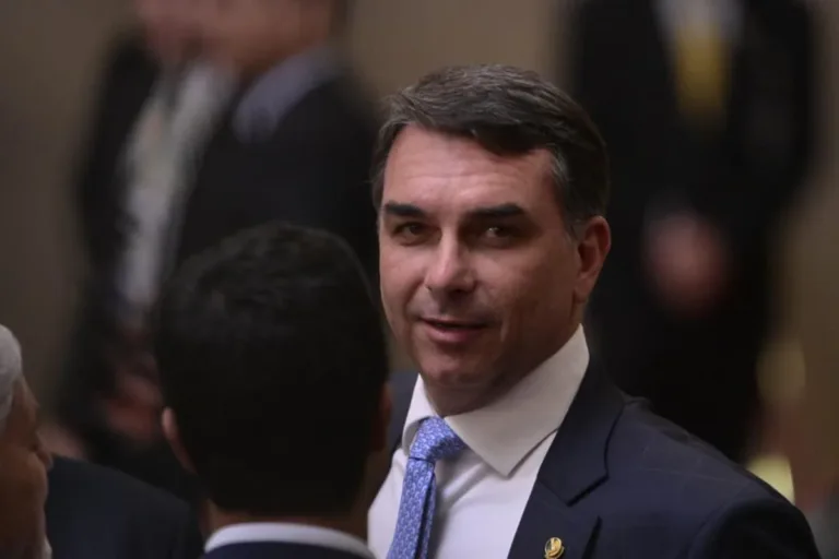 o-senador-e-pre-candidato-a-presidencia,-flavio-bolsonaro-(pl).