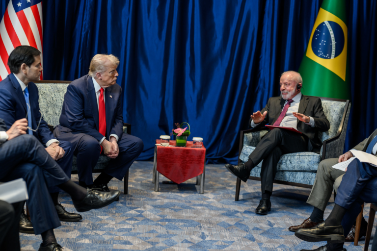 pt-exige-reacao-ao-tarifaco-de-trump-e-acusa-familia-bolsonaro-de-lobby-pelos-eua