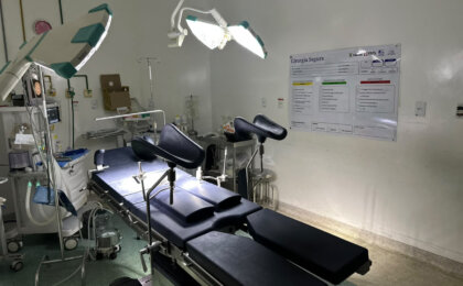 modernizacao-em-campos:-hospital-ferreira-machado-recebe-novas-mesas-cirurgicas