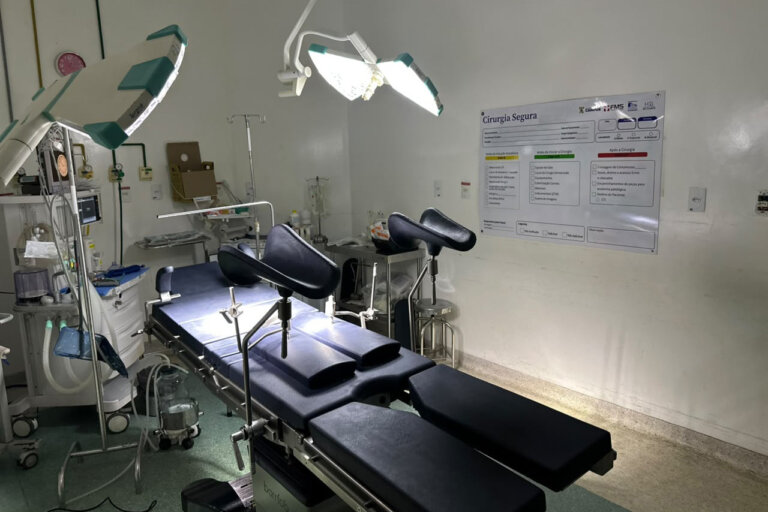 modernizacao-em-campos:-hospital-ferreira-machado-recebe-novas-mesas-cirurgicas