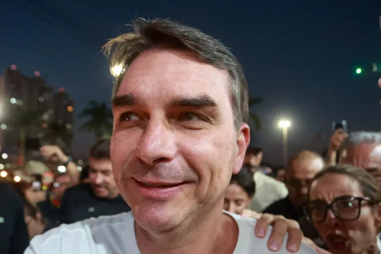 flavio-bolsonaro-desdenha-da-lei-maria-da-penha:-“nao-vai-defender-as-mulheres”