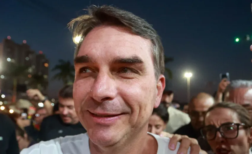 flavio-bolsonaro-desdenha-da-lei-maria-da-penha:-“nao-vai-defender-as-mulheres”