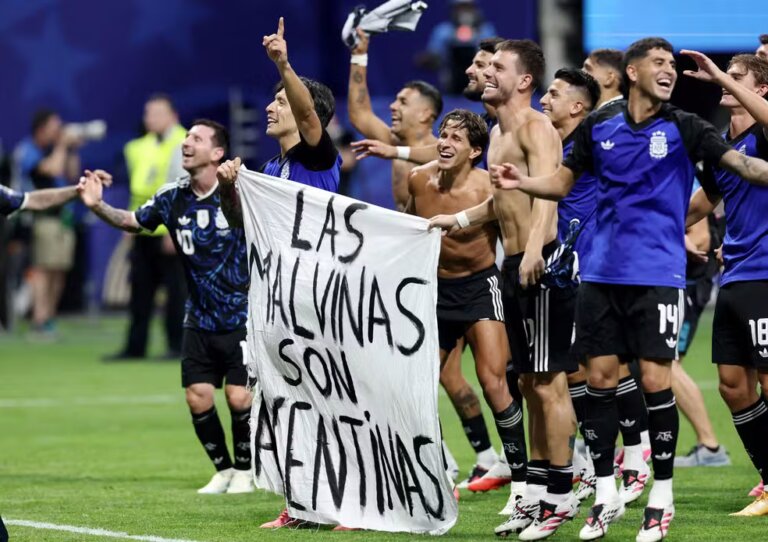 argentina-tem-faixa-sobre-as-malvinas-liberada-na-final-da-copa;-uniforme-do-haiti-foi-censurado