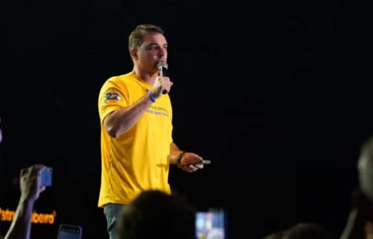 live-de-flavio-bolsonaro-capta-voz-dizendo-“picada-nao”-em-evento-do-pl