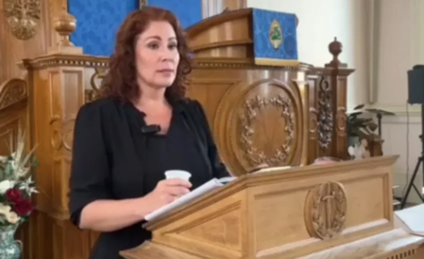 zambelli-se-emociona-em-culto-na-italia,-agradece-flavio-e-ora-por-bolsonaro