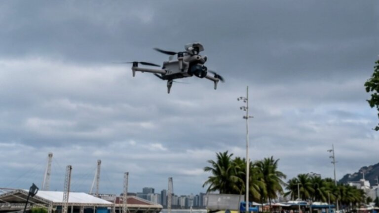prefeitura-do-rio-reforca-tolerancia-zero-com-drones-para-combater-comercio-irregular-nas-praias