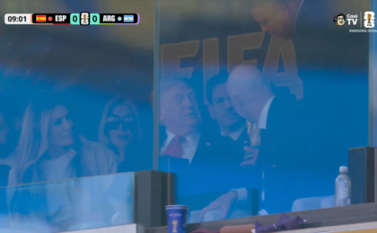 ronaldo-leva-a-taca-da-copa-para-trump-tocar-em-novo-show-de-bajulacao-da-fifa