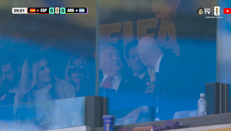 ronaldo-leva-a-taca-da-copa-para-trump-tocar-em-novo-show-de-bajulacao-da-fifa