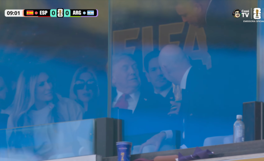 ronaldo-leva-a-taca-da-copa-para-trump-tocar-em-novo-show-de-bajulacao-da-fifa