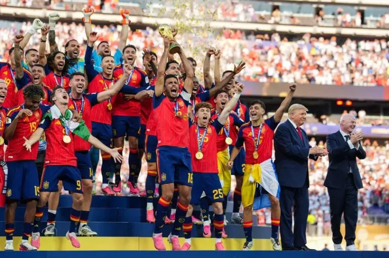 trump-se-recusa-a-deixar-o-palco-da-festa-do-titulo-da-espanha-em-copa-e-da-vexame