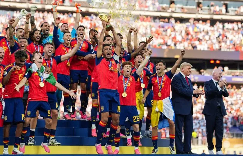 trump-se-recusa-a-deixar-o-palco-da-festa-do-titulo-da-espanha-em-copa-e-da-vexame