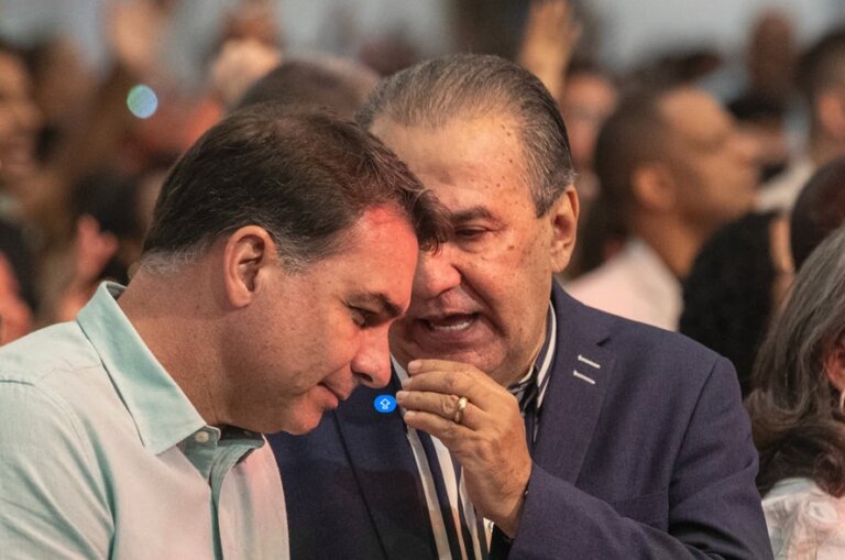 silas-malafaia-e-flavio-bolsonaro-durante-culto.