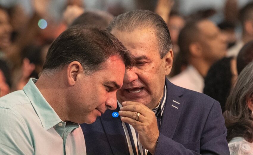 silas-malafaia-e-flavio-bolsonaro-durante-culto.