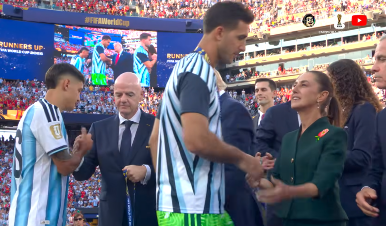jogadores-da-argentina-ignoram-sheinbaum-durante-entrega-das-medalhas-da-copa