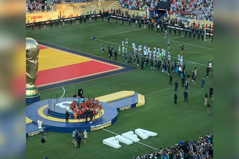 argentina-vira-as-costas-para-a-espanha-na-entrega-da-taca-da-copa-do-mundo